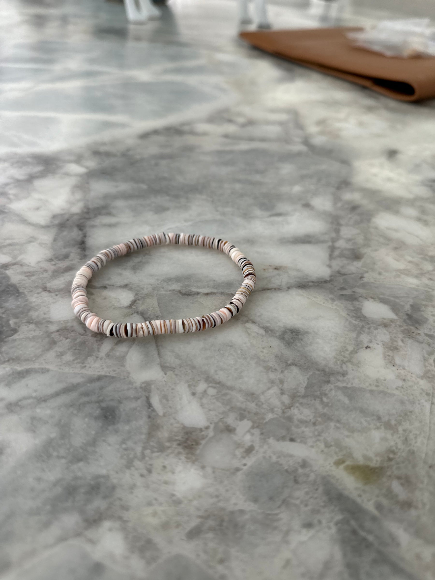 Bracelet coquillage nude homme.